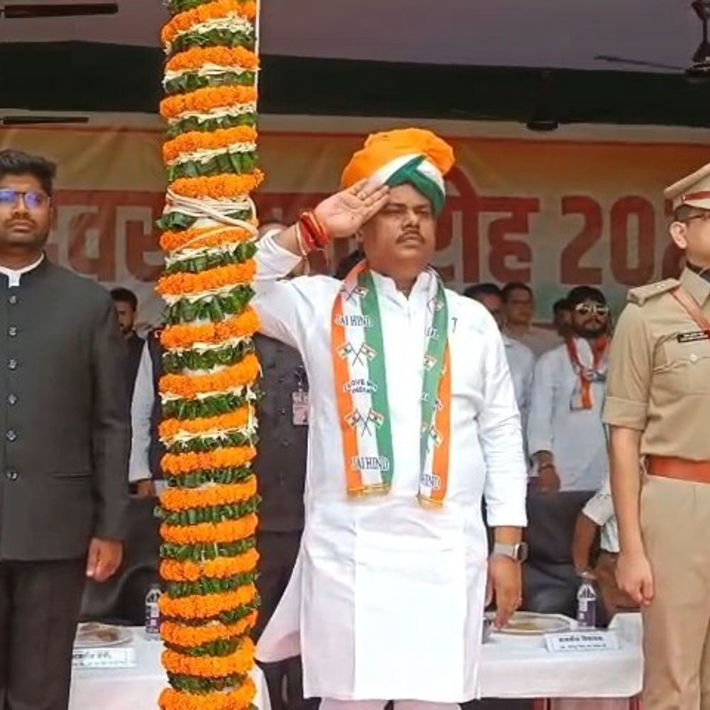 मुंगेर में प्रभारी मंत्री ने फहराया तिरंगा झंडा:परेड का निरीक्षण किया; उत्कृष्ट कार्य करने वालों को किया सम्मानित
