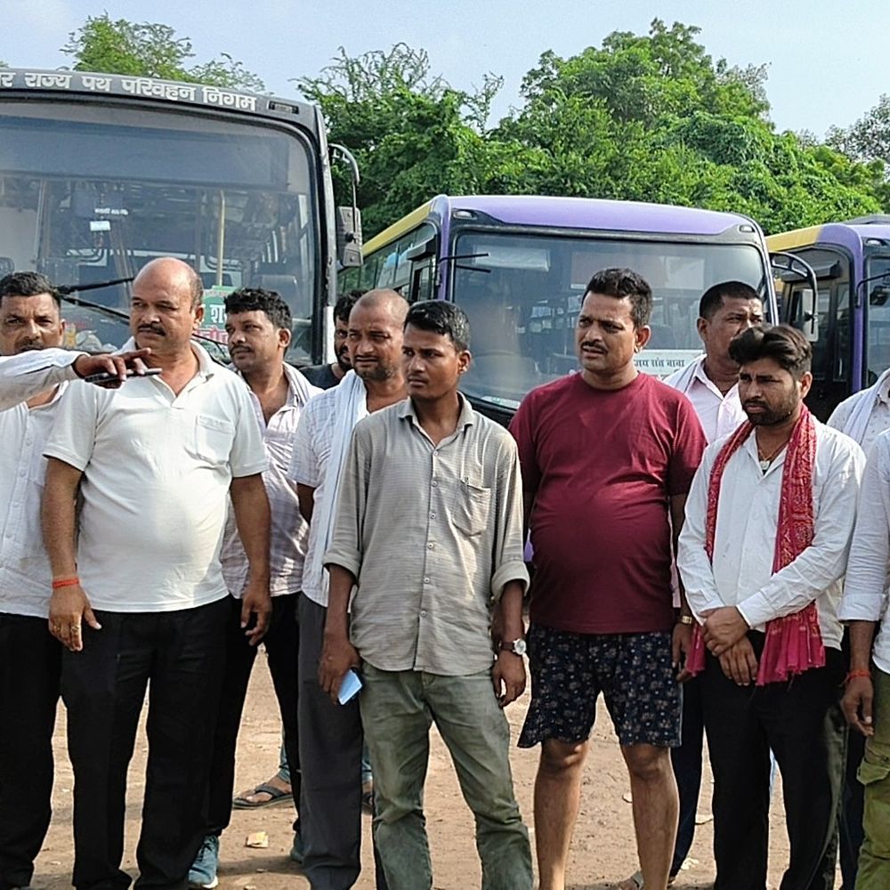 बिहारशरीफ में सरकारी बस कर्मचारियों की अनिश्चितकालीन हड़ताल:पटना रूट पर 40 से अधिक बसों का चक्का जाम, प्राइवेट संचालकों पर गुंडागर्दी-मारपीट का आरोप