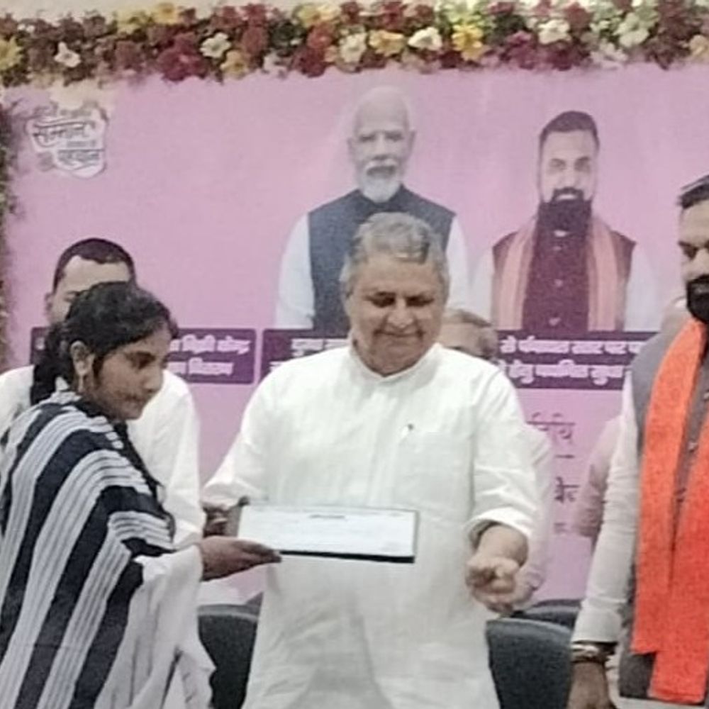 नालंदा में खुलेंगे 225 सुधा बिक्री केंद्र:चूल्हा-चौका छोड़ उद्यमिता की राह, जीविका दीदियां बनेंगी कारोबारी; दुकान की चाबी सौंपी गई