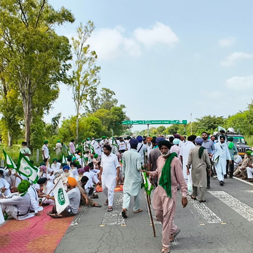 हरियाणा सरकार ने किसानों को दिल्ली जाने से रोका:संगरूर के दाता सिंह वाला बॉर्डर लगाई बैरिकेडिंग, डल्लेवाल धरने पर बैठे