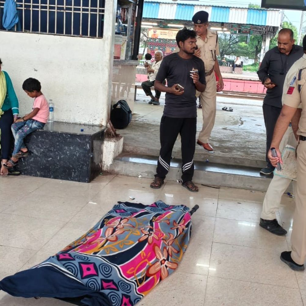 मक्सी स्टेशन पर मजदूर की ट्रेन में मौत:गुजरात से यूपी के देवरिया घर जा रहा था, शव ले जाने परिवार ने मांगी आर्थिक मदद