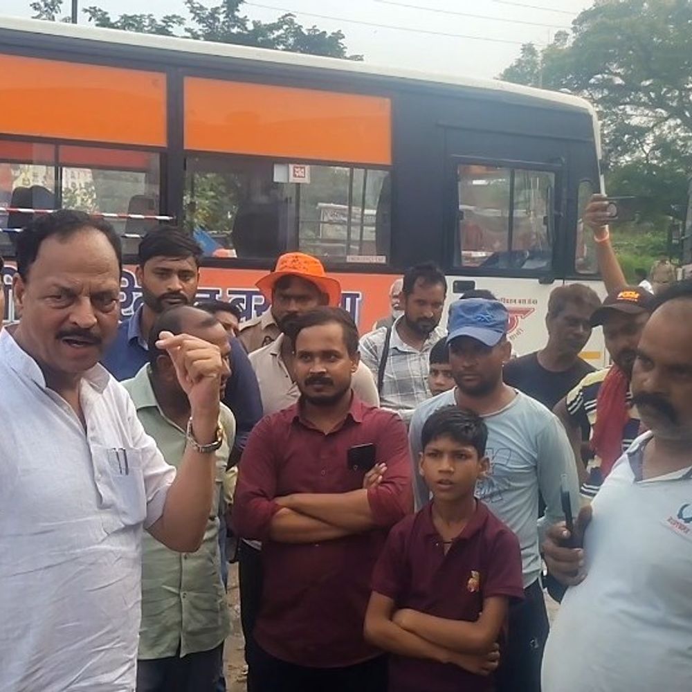 अलीगंज बस स्टैंड पर खड़ी मिलीं तीन ग्रामीण बसें:एटा में विधायक ने लगाई फटकार, तय रूट पर बसों का संचालन नहीं होने की शिकायत