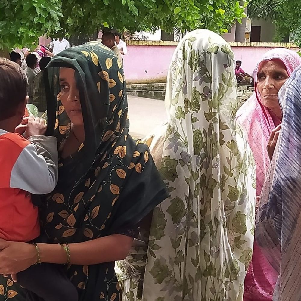 कमरे में फंदे पर लटका मिला युवक का शव:हरदोई में परिजनों ने पुलिस पर थप्पड़ मारने का लगाया आरोप, पत्नी को लेने ससुराल गया था