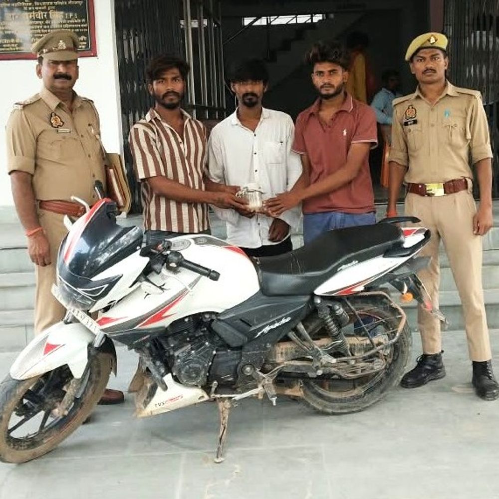 64 लाख की हेरोइन के साथ तीन अंतरजनपदीय तस्कर गिरफ्तार:334 ग्राम हेरोइन और अपाचे बाइक बरामद, आरोपियों को भेजा जेल