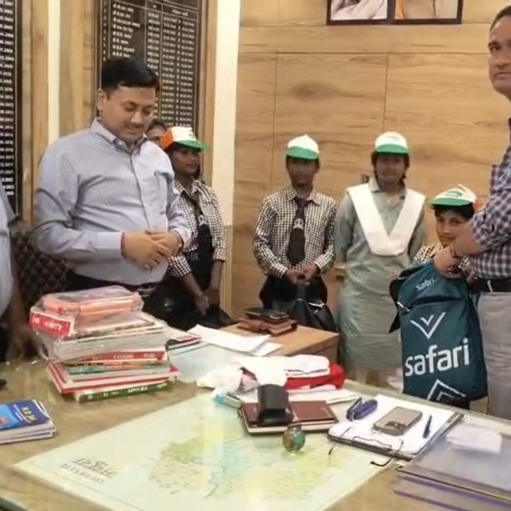 कांवड़ यात्रा में फीस माफी की गुहार,प्रशासन ने की मदद:डीएम ने व्यवस्था कराई, एसडीएम ने बच्चों को लिया गोद