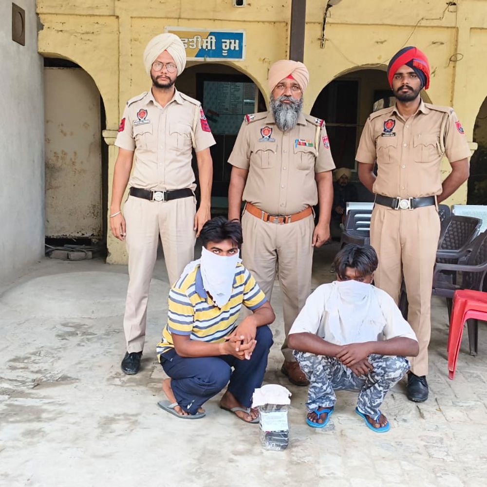 मोगा-दुकान से लूट मामले में नाबालिग सहित 3 अरेस्ट:वारदात के समय ढके थे चेहरे; आरोपियों से 2 खिलौना पिस्तौल किए बरामद
