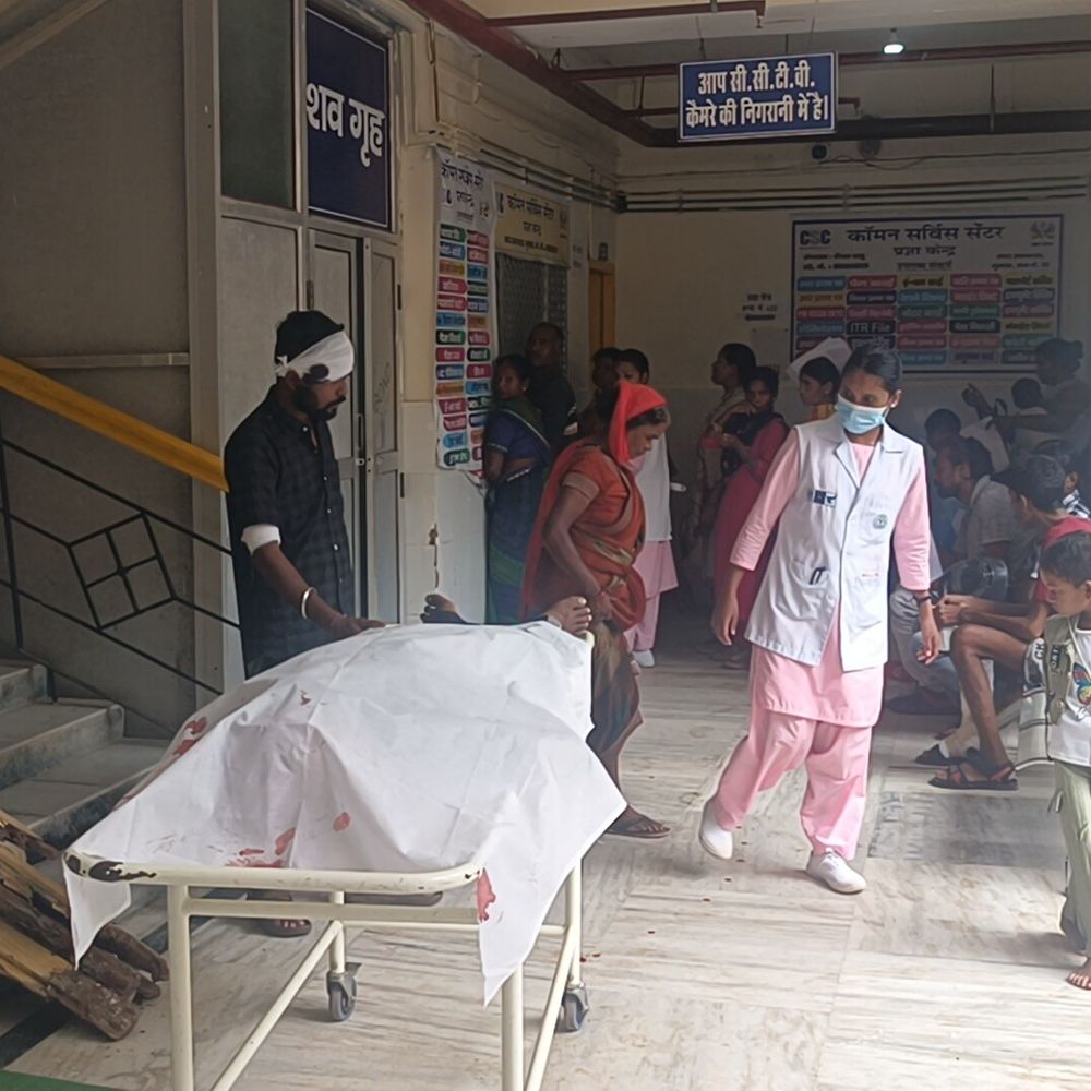 ट्रेलर की चपेट में आने से कार सवार की मौत:रांची से महाराष्ट्र जाते वक्त गुमला में हुआ हादसा, दो जख्मी; वाहन समेत ड्राइवर फरार