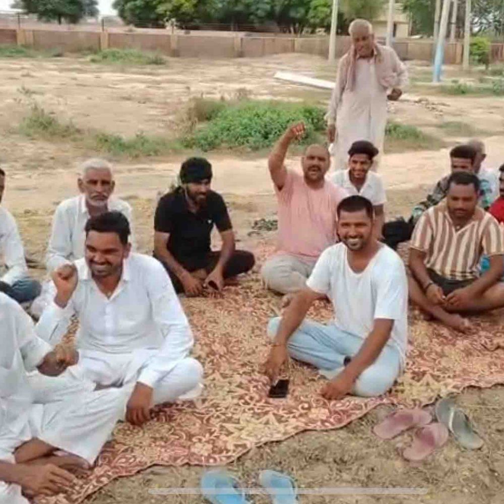 जेईएन की कार्यशैली से नाराज ग्रामीणों ने दिया धरना:6 घंटे बाद पहुंचे अधिकारी, 5 दिन में समस्याओं के समाधान का दिया आश्वासन