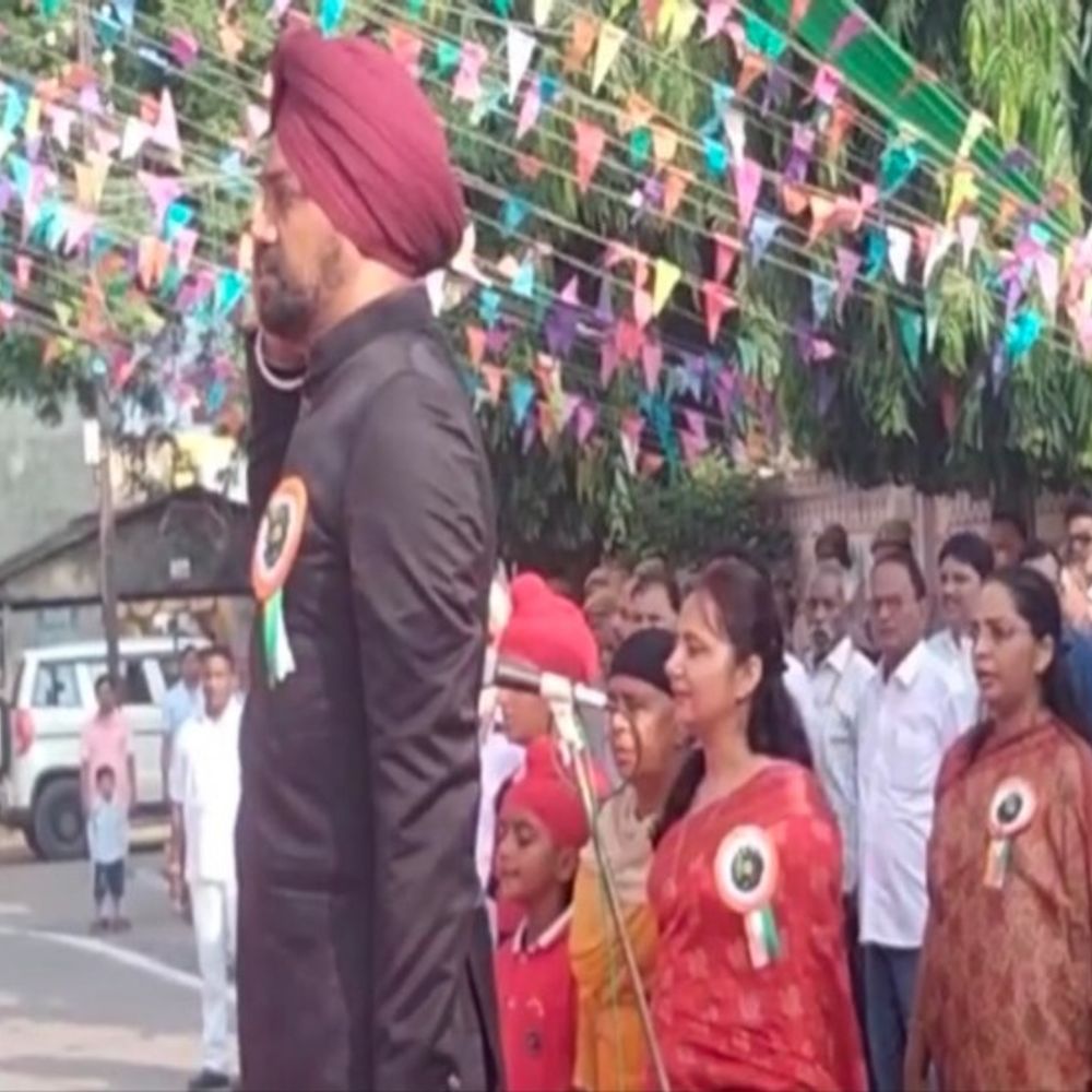 सुल्तानपुर में DM इंद्रजीत सिंह ने किया झंडारोहण:स्वतंत्रता दिवस पर अधिकारियों को ईमानदारी और सेवा भाव से काम करने की दी नसीहत