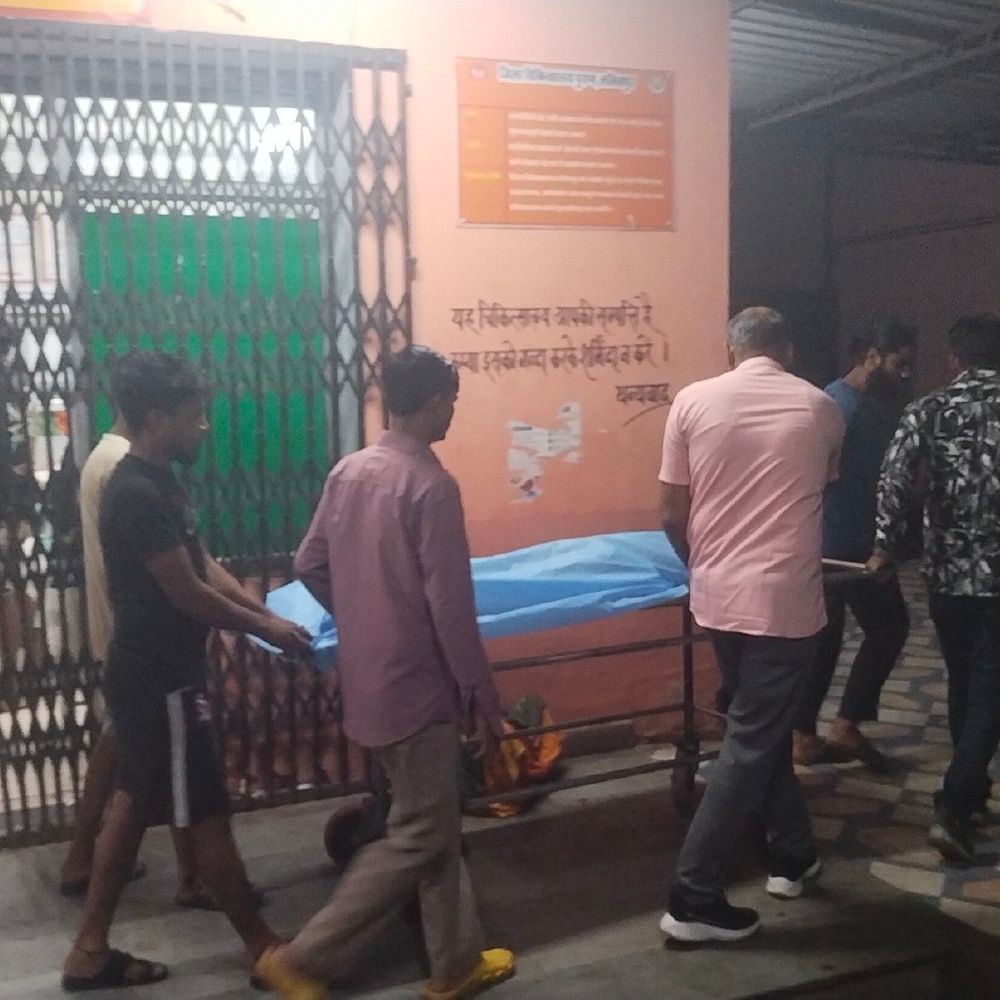 मोबाइल चलाते समय अचानक गिरी महिला की मौत:एक दिन पहले मायके आई थी, हार्टअटैक की आशंका