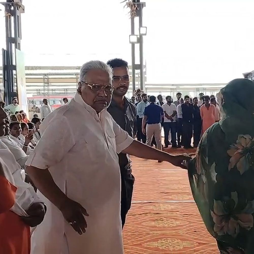 मंच व्यवस्था पर भड़कीं महिला जनप्रतिनिधि:शिवपुरी में पीछे बैठाने पर नीचे उतरीं, विधायक के मनाने पर लौटीं