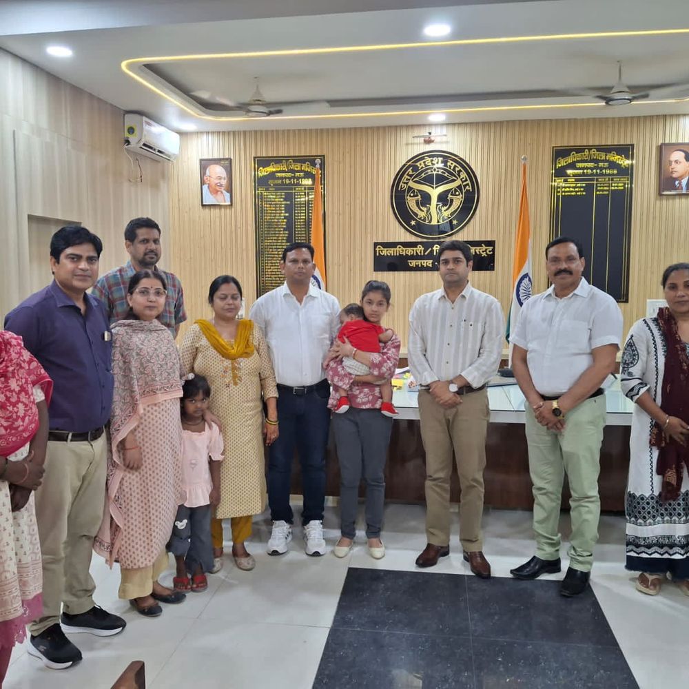 लावारिस घायल नवजात को मिला नया परिवार:मऊ डीएम ने दत्तक माता-पिता को सौंपा, चाइल्ड हेल्पलाइन ने बचाई थी जान