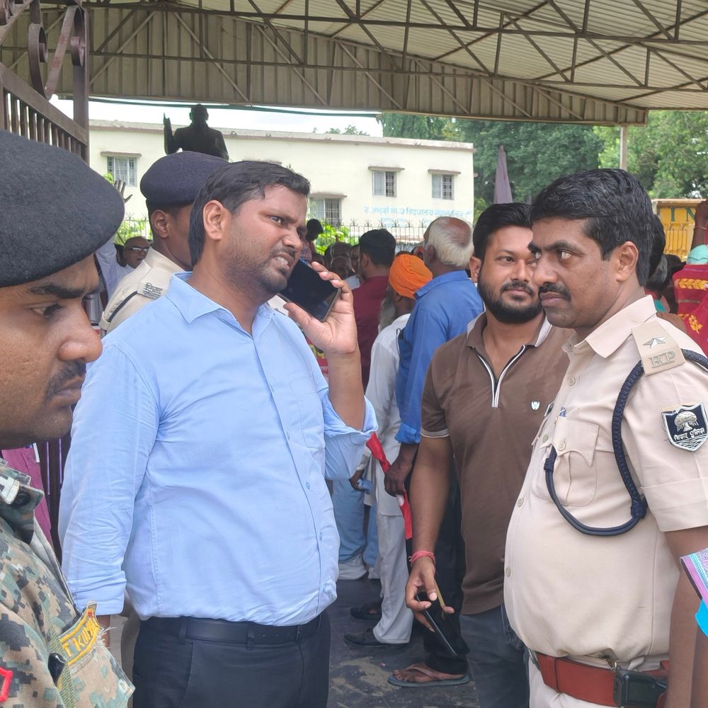सीतामढ़ी में किसान-मजदूरों का प्रोटेस्ट:सरकार के खिलाफ नारेबाजी, SDM ने लिया मेमोरैंडम