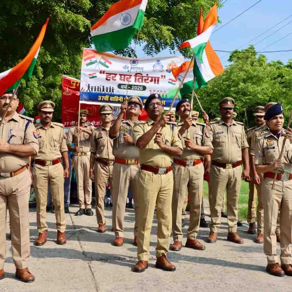 कानपुर में 37वीं वाहिनी पीएसी की तिरंगा रैली:जवानों और स्कूली बच्चों ने दिया देशभक्ति का संदेश