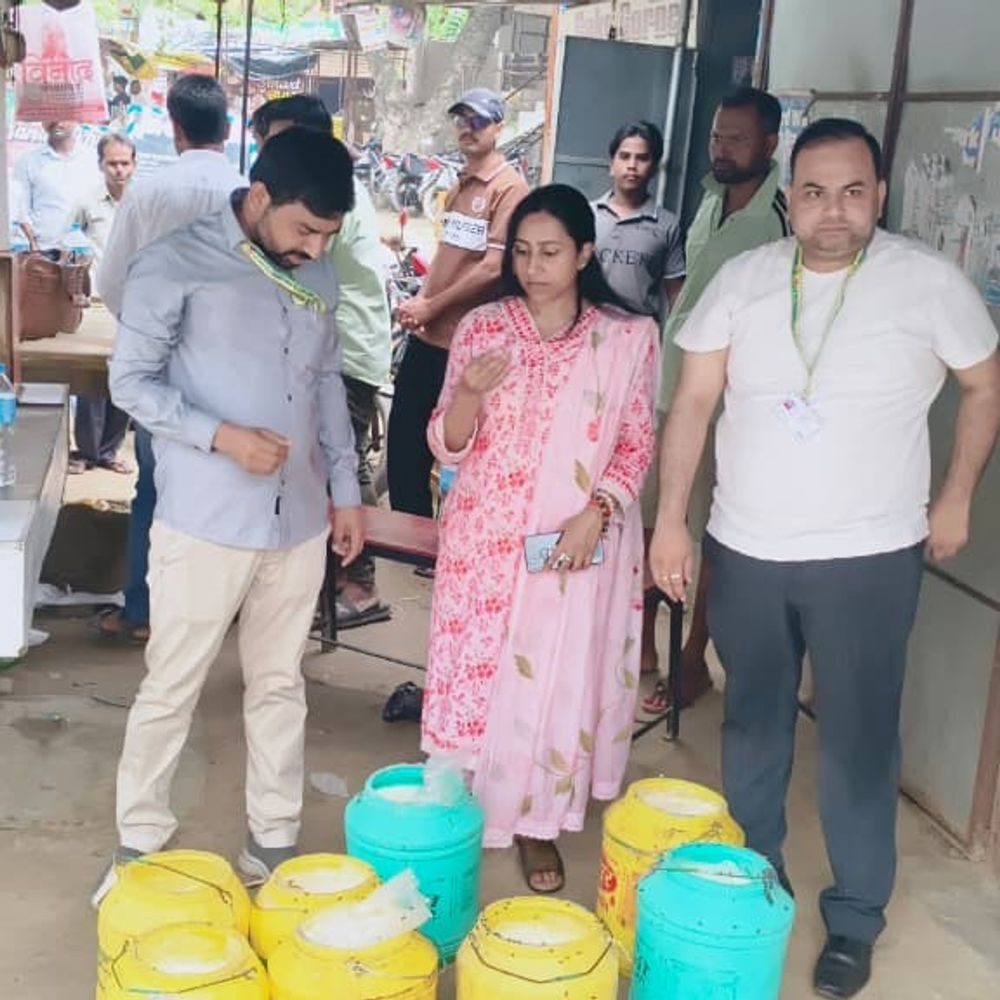 खाद्य सुरक्षा विभाग ने मिलावट के खिलाफ की छापेमारी:मऊ में रक्षाबंधन से पहले 702 किलो पनीर-छेना कराया नष्ट