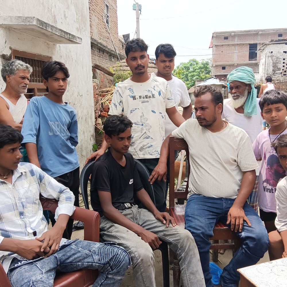 नेपाल से रेस्क्यू होकर बेतिया आए 4 मजदूर:नेपाली सेना ने हेलिकॉप्टर से निकाला, 3 लोगों की तलाश जारी