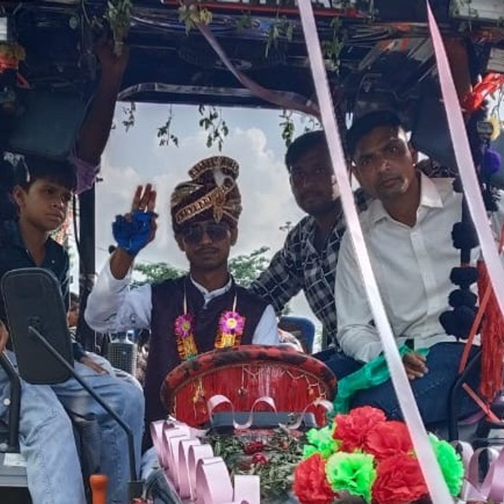 कटिहार में दूल्हा खुद ट्रैक्टर चलाकर पहुंचा दुल्हन के घर:2 दर्जन से ज्यादा ट्रैक्टरों के साथ निकली बारात, सड़क पर उमड़ी लोगों की भीड़