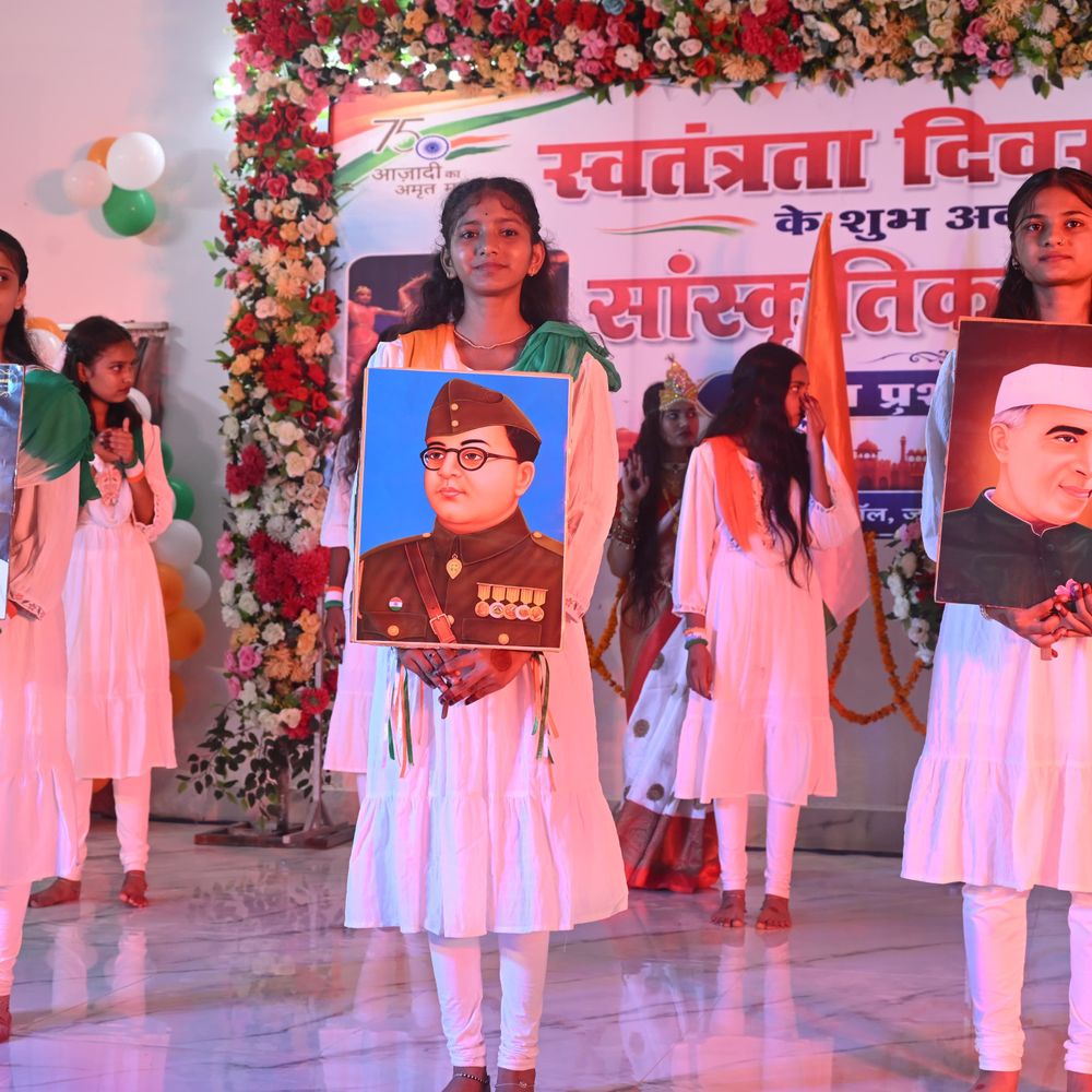 गुरमाहा-चोरमारा की बच्चियों ने लोक नृत्य-गीत से मचाया धमाल:जमुई में लाइव म्यूजिक पर दी प्रस्तुति; शांति, विकास और पर्यटन का संदेश दिया