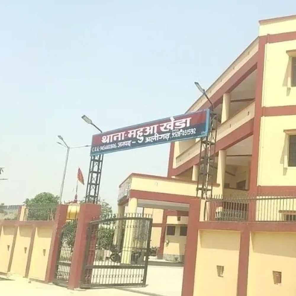 दूध लेने पहुंची युवती को लेकर दो पक्ष भिड़े, VIDEO:अलीगढ़ में लाठी-डंडे चले, महिलाएं और बच्चे भी मारपीट में शामिल