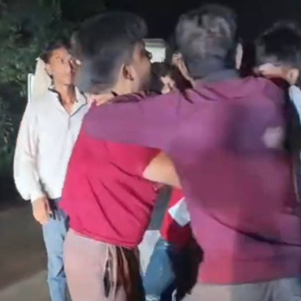 मंडला में बीच सड़क पर मारपीट का VIDEO:बोलेरो सवार युवकों ने कार चालक को पीटा, साइड न देने पर हुआ विवाद