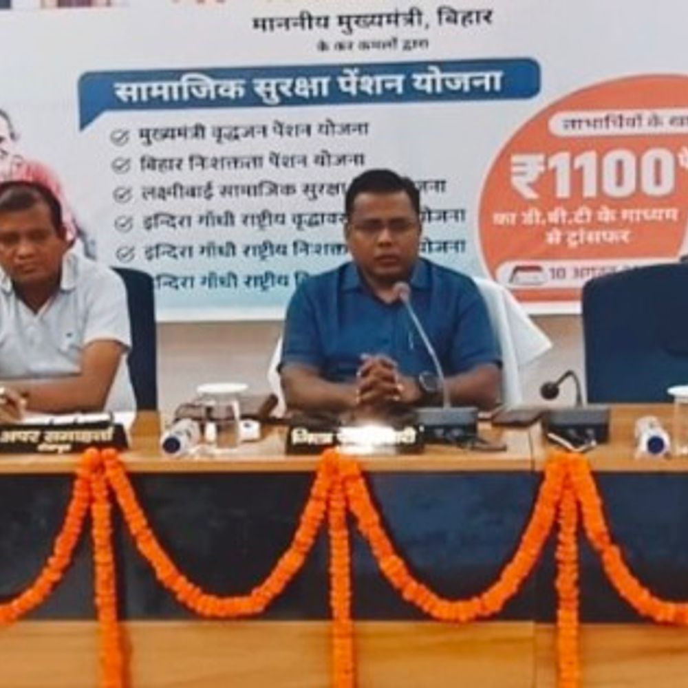 शेखपुरा में DM ने विकास कार्यों की समीक्षा की:भूमि चिह्नीकरण-नीलामपत्र मामलों पर दिया जोर, अतिक्रमण हटाने के दिए निर्देश