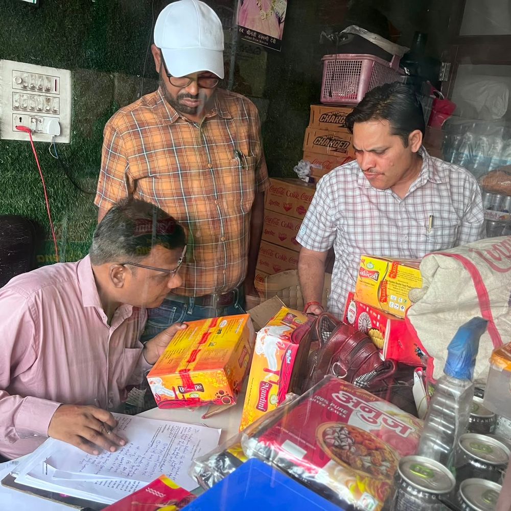 सिंगरौली में जेम्स बेकरी पर छापा, 3200 किलो मिठाई जब्त:वाराणसी से आई मिठाई के सैंपल लिए, रिपोर्ट के बाद लेंगे एक्शन