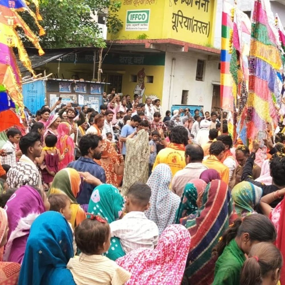 झाबुआ से बाबा रामदेवरा के लिए 110 श्रद्धालु रवाना:स्थानीय लोगों ने पुष्पवर्षा से किया विदा, 10 साल के बालक की पांचवी यात्रा