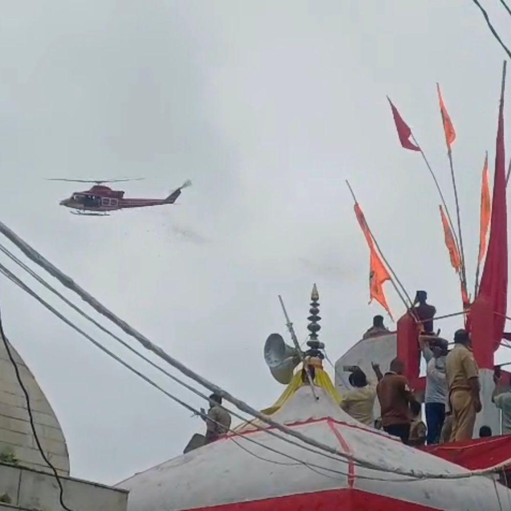 श्रद्धालुओं पर हेलीकॉप्टर से हुई पुष्पवर्षा:बाराबंकी के लोधेश्वर समेत तीन शिव मंदिरों में बरसे फूल, अधिकारियों ने किया स्वागत