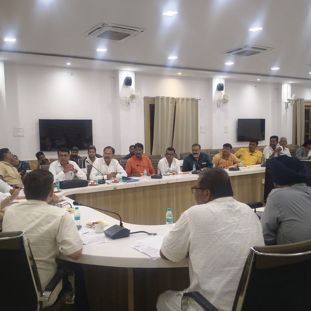 व्यापारियों ने शराब की दुकान हटाने की मांग की:प्रयागराज व्यापार बंधु बैठक में अतिक्रमण, जाम पर भी चर्चा