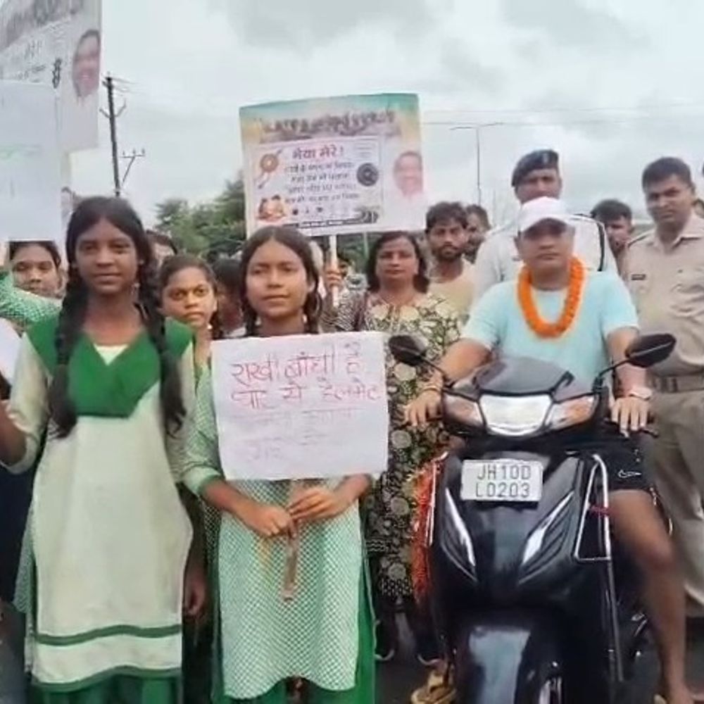 छात्राओं ने राखी बांधकर दिया सड़क सुरक्षा का संदेश:हेलमेट और सीट बेल्ट ना लगाने वाले चालकों से लिया नियमों के पालन का वचन