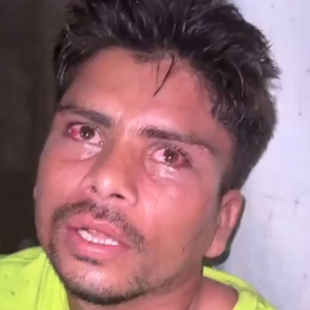 देवरिया में बाइक चोरी करते दो युवक पकड़े गए:लोगों ने पिटाई कर पुलिस को सौंपा, पूछताछ जारी
