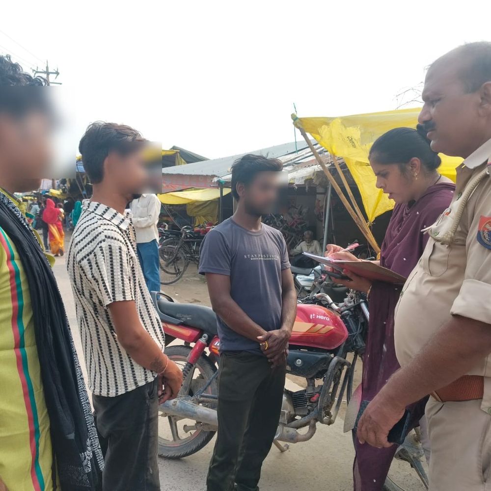 एटा पुलिस ने चलाया एंटी रोमियो अभियान:सार्वजनिक स्थानों पर सघन चेकिंग, मनचलों को चेतावनी दी
