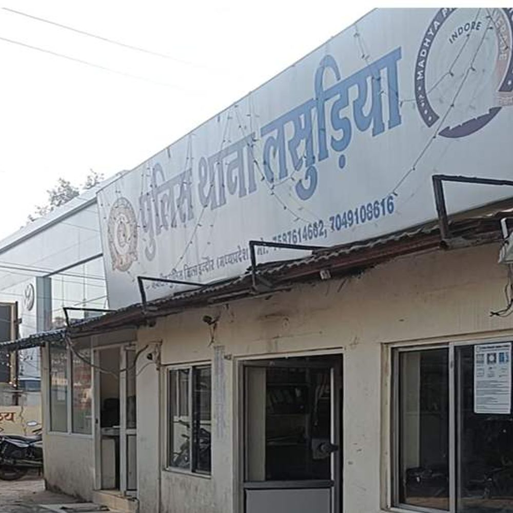 इंदौर में चौकीदार को कार से कुचला, अस्पताल में मौत:कॉलोनी गेट पर खड़े युवक को चौकीदार ने टोका था, विवाद के बाद कार चढ़ाकर भागा