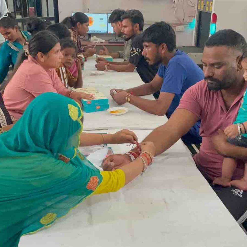 रूपनगर जिला जेल में रक्षाबंधन पर भावुक हुए भाई-बहन:बहनों ने कैदियों की कलाई पर बांधी राखी; 600 तक राखियां बांधने की उम्मीद