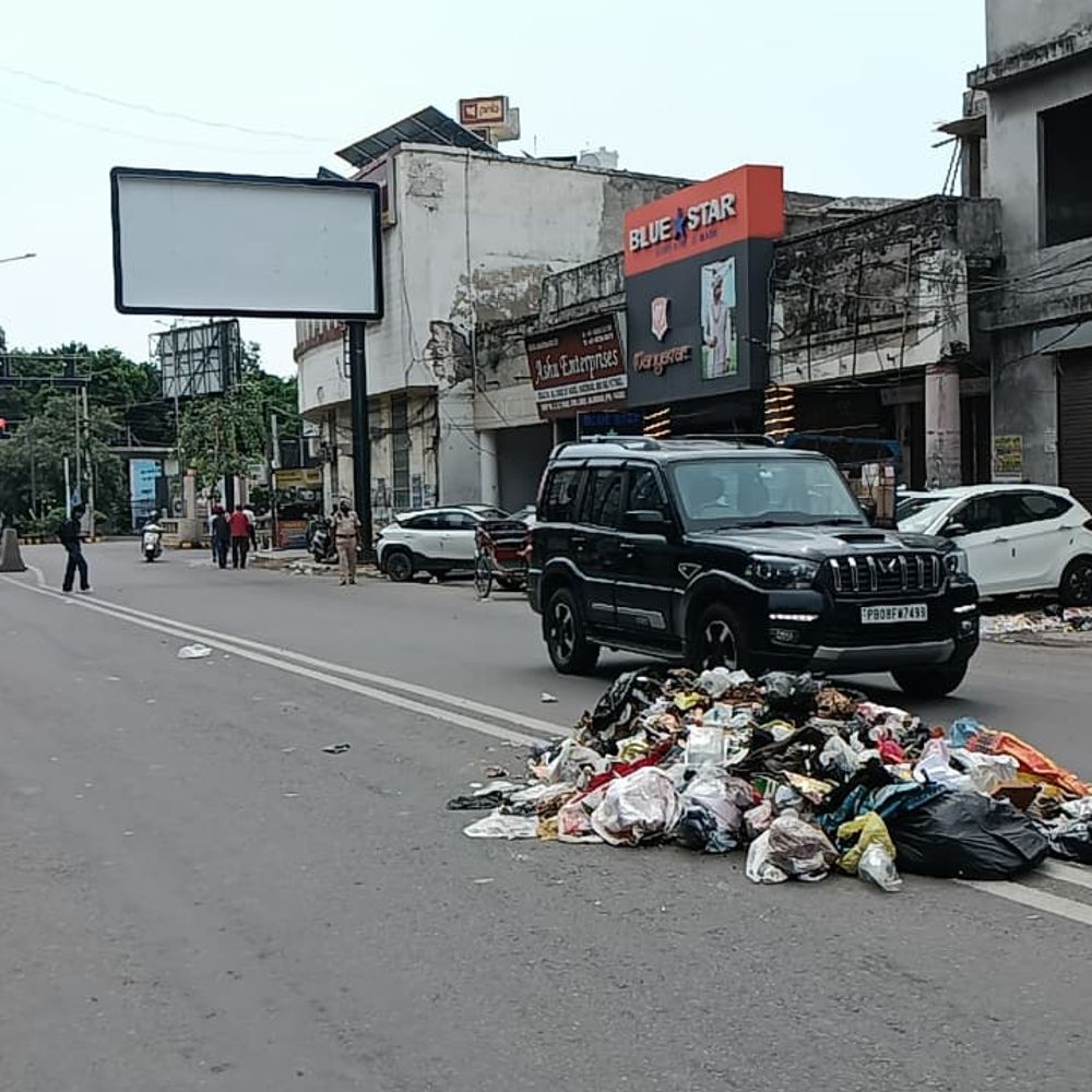 निगम कर्मचारियों की 3 दिन से हड़ताल, बाजारों- सड़कों पर कूड़े के ढेर