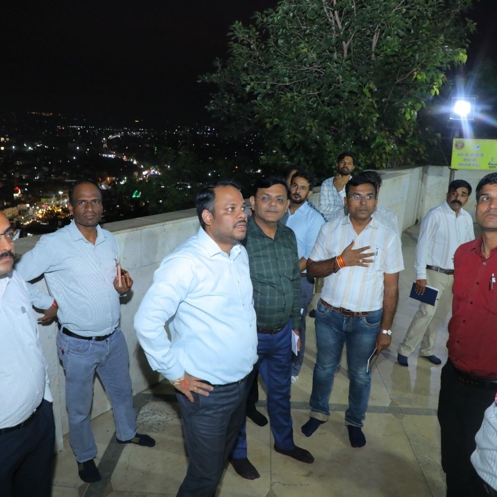 नवरात्रि से पहले टेकरी पहुंचे कलेक्टर, व्यवस्थाओं का जायजा लिया:लाइटिंग सुधारने और लंबी रेंज के वॉकी-टॉकी खरीदने के निर्देश दिए