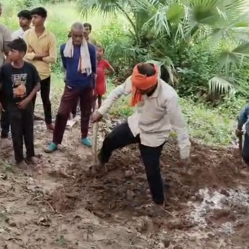 मैहर के गोविंदगढ़ तालाब की मेढ़ में रिसाव:विधायक ने किया निरीक्षण, अधिकारियों ने बताई सामान्य स्थिति