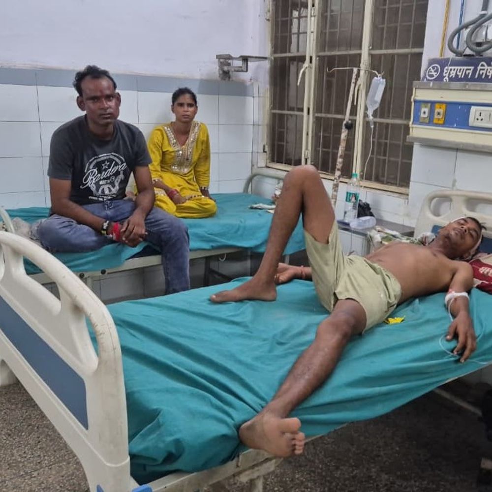 मजाक का विरोध किया तो भाई-बहन को पीटा:एटा में लाठी-डंडों से हमला, लहूलुहान हालत में मेडिकल कॉलेज में भर्ती