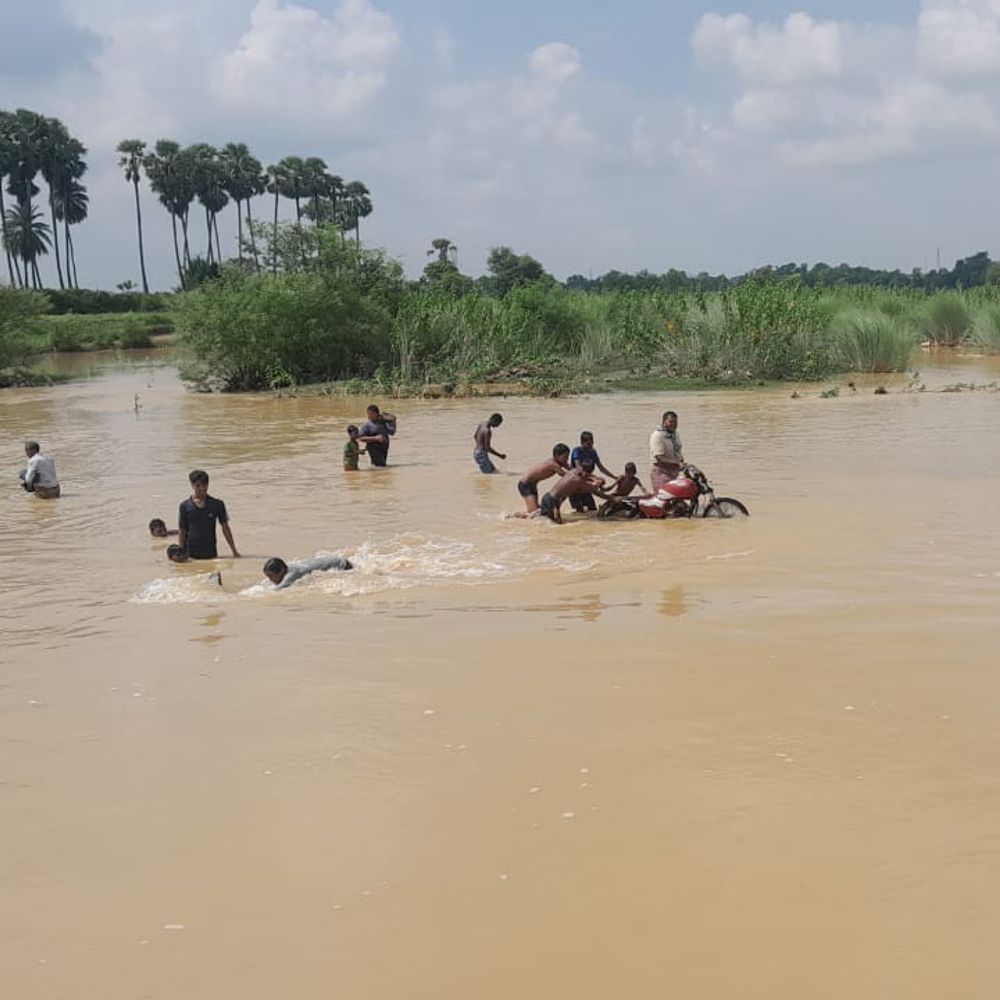 बांका में बारिश में बह गया लाखों का डायवर्सन:मरीज को खाट पर लादकर नदी पार कराने की नौबत; हजारों लोगों का रास्ता बंद