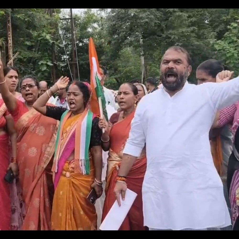पाथाखेड़ा में स्मार्ट मीटर का विरोध, कांग्रेस का पैदल मार्च:महिलाओं ने 150 से 4000 रुपए तक बढ़े बिलों की शिकायत की, पुराने मीटर लगाने की मांग