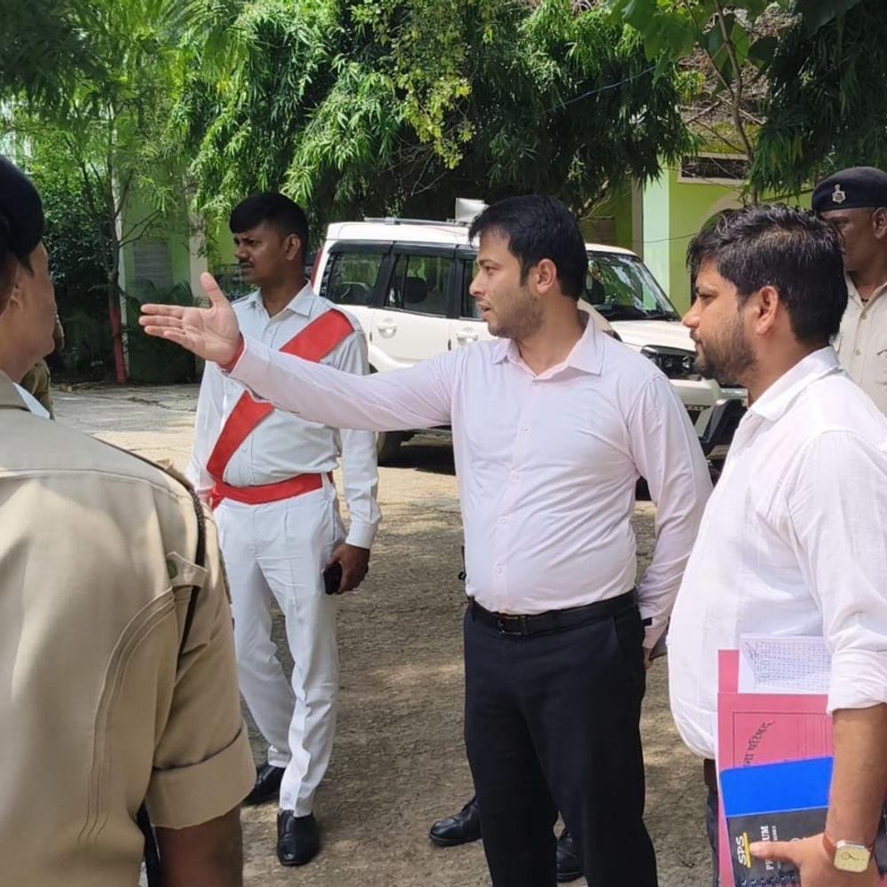 DM बोले-‘सरकारी कार्यों में लापरवाही-देरी स्वीकार नहीं’:कैमूर में कलेक्ट्रेट का निरीक्षण, NIC-RTPS शाखाओं में त्वरित कार्य के निर्देश