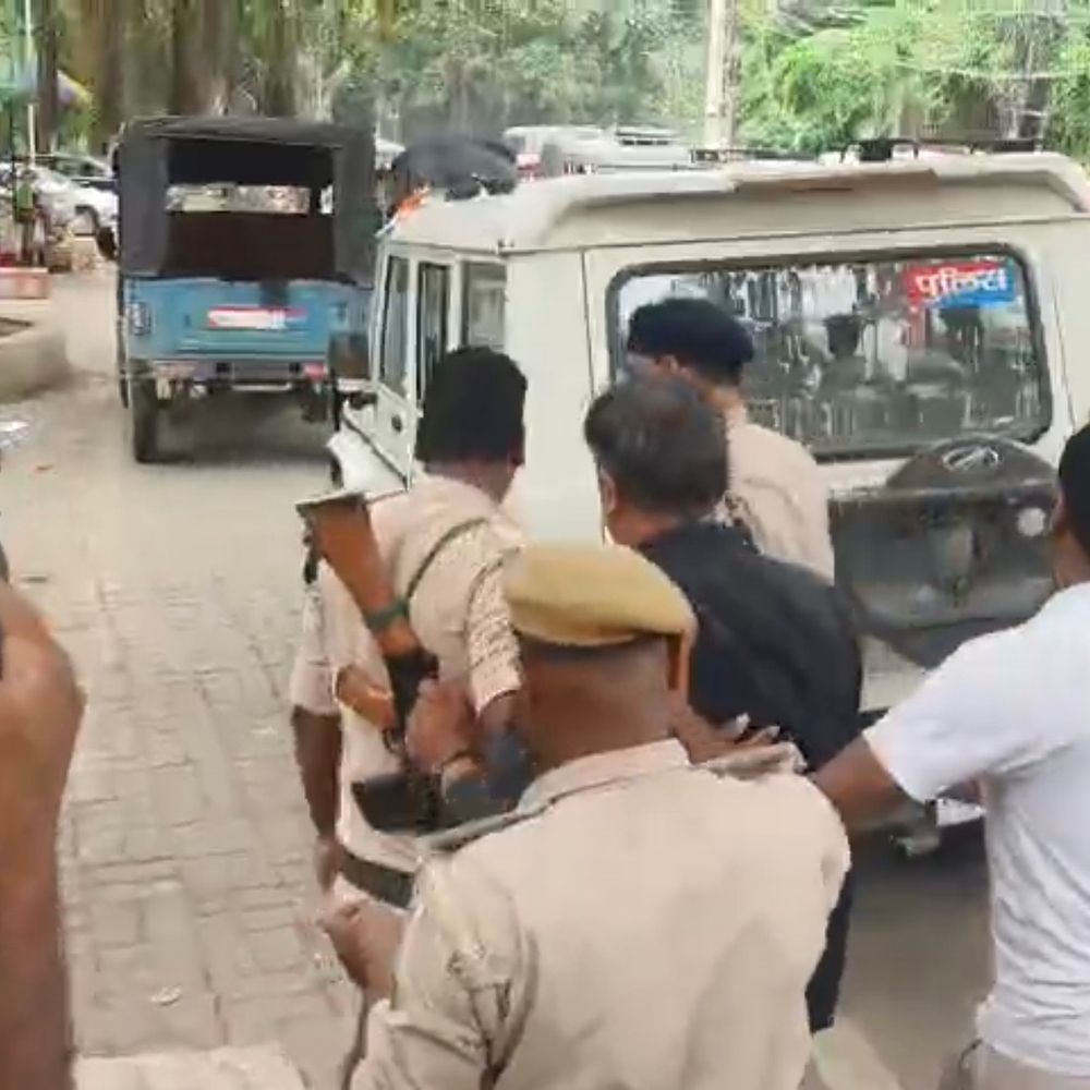 भागलपुर कोर्ट गेट पर वकील अरेस्ट:13 साल पुराने मामले में कार्रवाई, पुलिस पर घसीटकर ले जाने का आरोप; जिला विधिक संघ ने उठाए सवाल