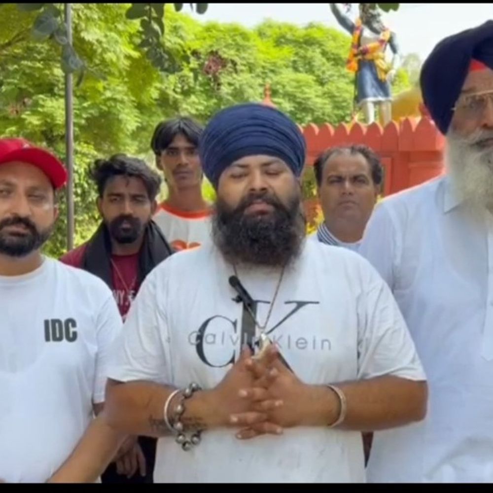 बटाला में युवाओं ने बाबा बंदा बहादुर पार्क साफ किया:सफाई कर्मचारियों की हड़ताल से जमा कचरा हटाया, जंगली घास को काटा