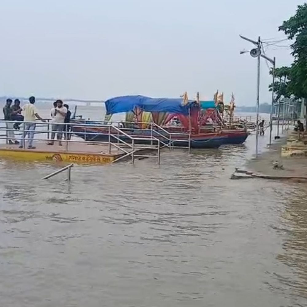 गंगा का जलस्तर बढ़ा, वार्निंग पॉइंट के करीब पहुंचा:बक्सर के रामरेखा घाट विवाह मंडप और बनारपुर गांव तक पानी