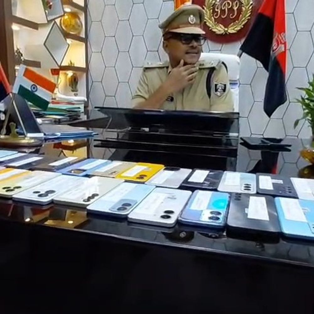 जमुई पुलिस ने 25 खोए स्मार्टफोन बरामद किए:ऑपरेशन मुस्कान से ओनर्स को लौटाए, सेफ्टी टिप्स भी दिए