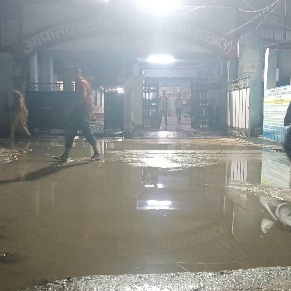 हाजीपुर सदर अस्पताल की लापरवाही:आधे घंटे की बारिश में इमरजेंसी वार्ड का रास्ता डूबा, मरीजों को परेशानी