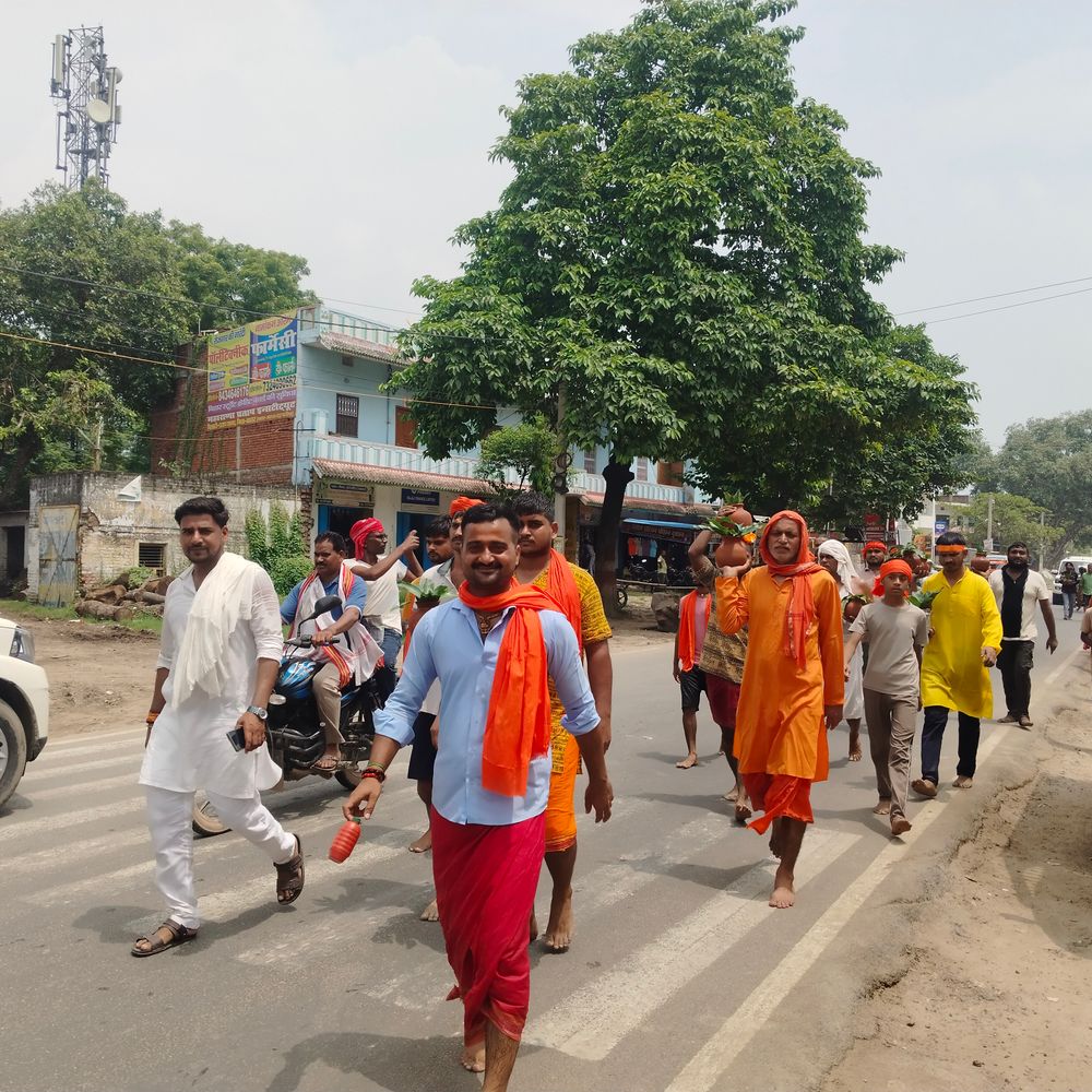 बक्सर के नारायणपुर में 5 किमी लंबी कलश यात्रा:महादेव मंदिर की प्राण प्रतिष्ठा पर निकली, 26 अगस्त को होगी प्राण प्रतिष्ठा