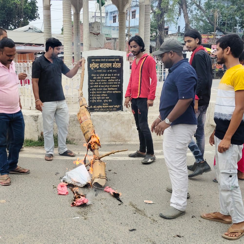 पटना लाठीचार्ज के विरोध में AISU का प्रोटेस्ट:मधेपुरा में मुख्यमंत्री-शिक्षा मंत्री का पुतला जलाया, न्याय की मांग