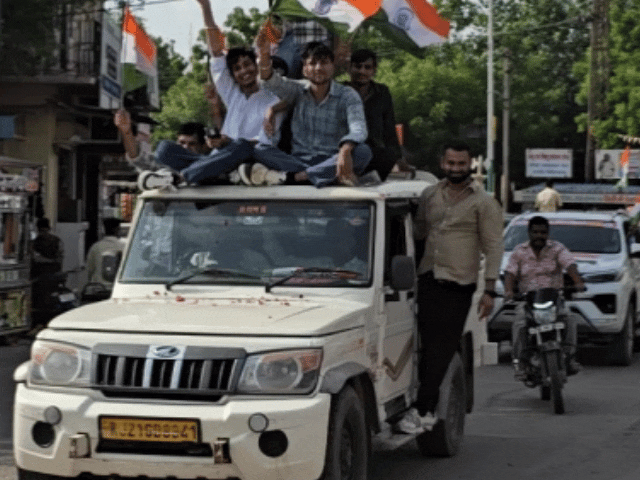 एनसीसी कैडेड, स्टूडेंट्स और बीजेपी कार्यकर्ताओं ने निकाली तिरंगा यात्रा:राष्ट्रप्रेम और एकता का संदेश दिया, जगह-जगह पुष्पवर्षा कर स्वागत