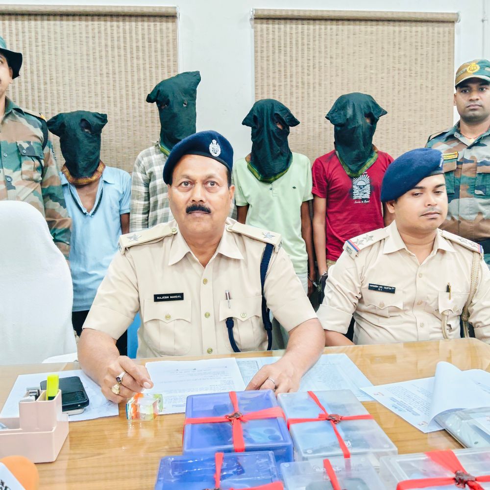 जामताड़ा पुलिस ने साइबर ठगी गिरोह का किया भंडाफोड़:4 आरोपी गिरफ्तार, मास्टरमाइंड फरार; लैपटॉप बरामद, देवघर का शरीफ देता था ट्रेनिंग